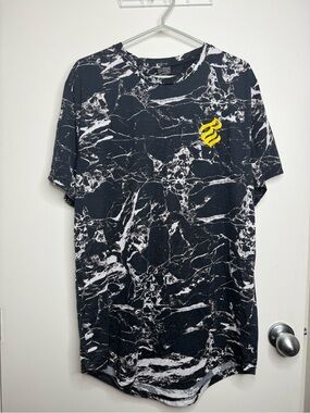 Y2K Rocawear Men's Black Marble-Print Short Sleeve Tee with Yellow Emblem